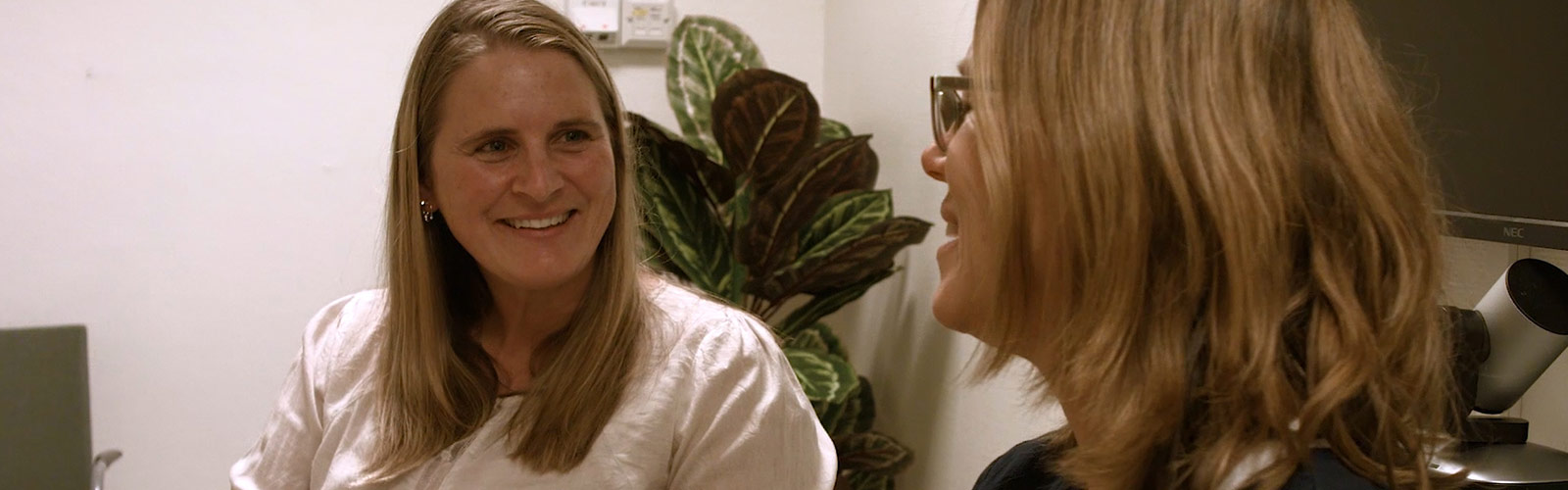 iki kadın konuşuyorlar iki kadın konuşuyorlar